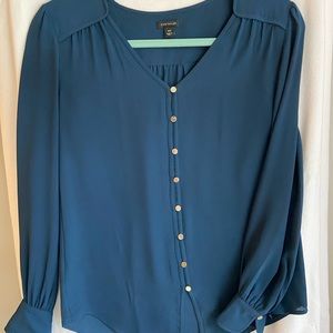 Feminine blouse with silver buttons